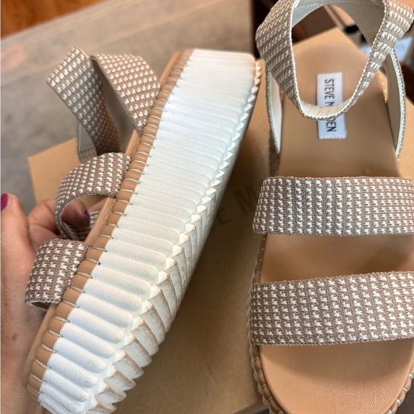 Steve Madden shelle Beige Platform Sandals sz 7 $89 - Picture 3 of 6
